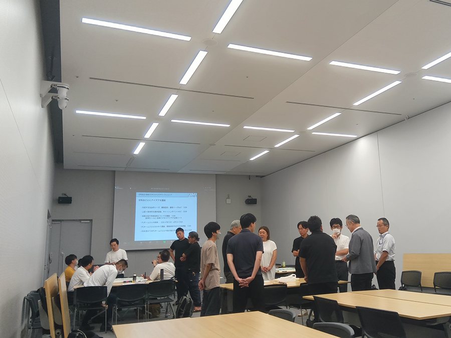 第1回研修会 熱心に聴講する参加者